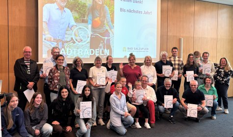 Die erfolgreichsten Pedaleure und Teams beim STADTRADELN 2026 in Bad Salzuflen wurden im Kurhaus von der Ersten stellv. B&uuml;rgermeisterin Sabine Mirbach (rechts) geehrt. , &copy; Stadt Bad Salzuflen