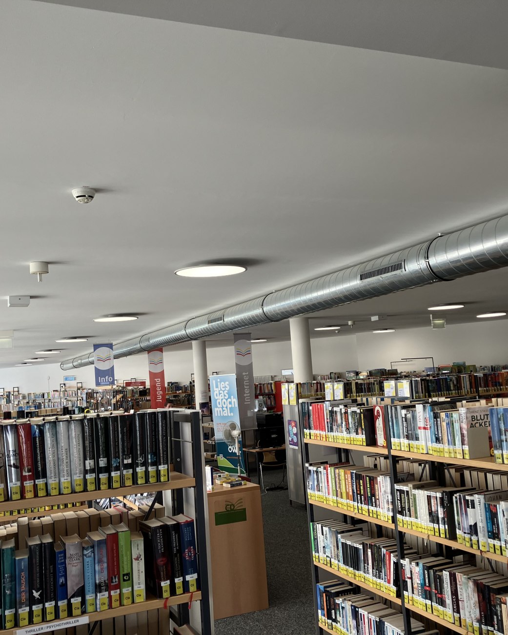 Ein Foto der neuen LED-Beleuchtung in der Stadtbücherei, © Stadt Bad Salzuflen