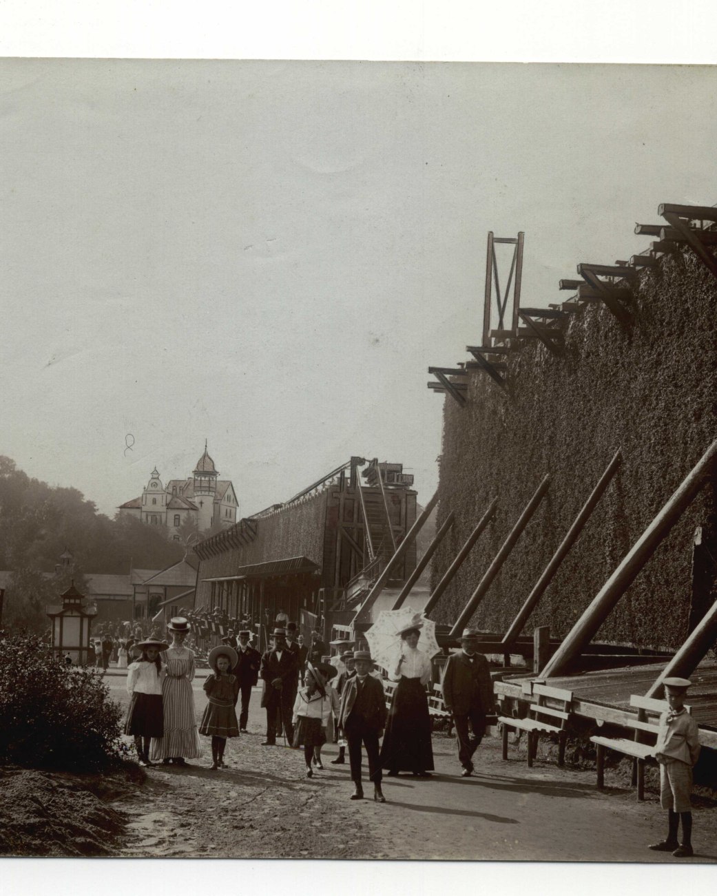 Personen vor dem Gradierwerk im Kurpark (1905), © Stadt Bad Salzuflen