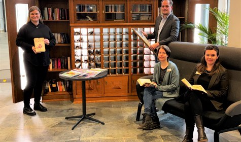 Vier Personen befinden sich vor einem historischen Bücherschrank in der Wandelhalle, © Stadt Bad Salzuflen Vier Personen befinden sich vor einem historischen Bücherschrank in der Wandelhalle, © Stadt Bad Salzuflen