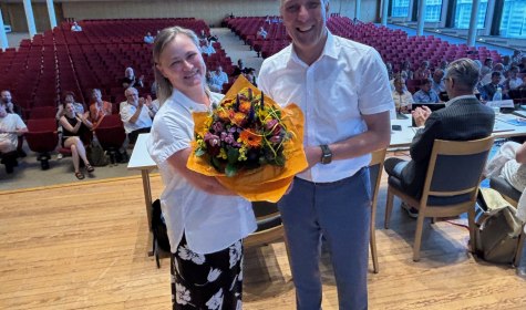Bürgermeister Tolkemitt überreicht der neugewählten Technischen Beigeordneten Ulrike Niebuhr einen Blumenstrauß, © Lippische Landes-Zeitung_Thomas Reineke