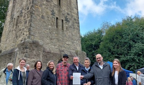 Große Überraschung beim Fest zum 125-jährigen Bestehen des Bismarckturms in Bad Salzuflen: Die Bezirksregierung Detmold übergab einen Förderbescheid in Höhe von 65.000 Euro, der über LEADER-Fördermittel zur Umgestaltung und Reaktivierung des Turmumfeldes verwendet wird. Bei der Übergabe dabei waren (von links) Caroline Kossinna (LEADER-Region Verein(t)), Franziska Hildebrand und Sonja Beinlich (beide Stadt Bad Salzuflen), Matthias Nolting (Kulturring Wüsten), Bürgermeister Dirk Tolkemitt, Brigitte Scheuer (Heimat- und Verschönerungsverein), Konstantin Plümer (beide Bezirksregierung Detmold) sowie Melissa Niebuhr., © Stadt Bad Salzuflen