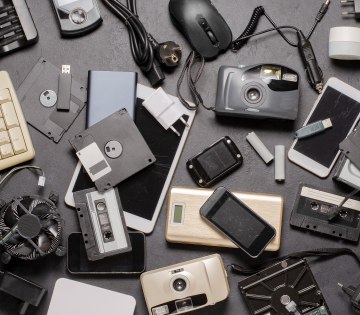 Eine Ansammlung von Elektroschrott, hauptsächlich alte Handys und PC-Peripherie, © stock.adobe.com | mitand73