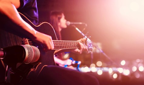 Gitarre, &copy; stock.adobe.com | ipopba