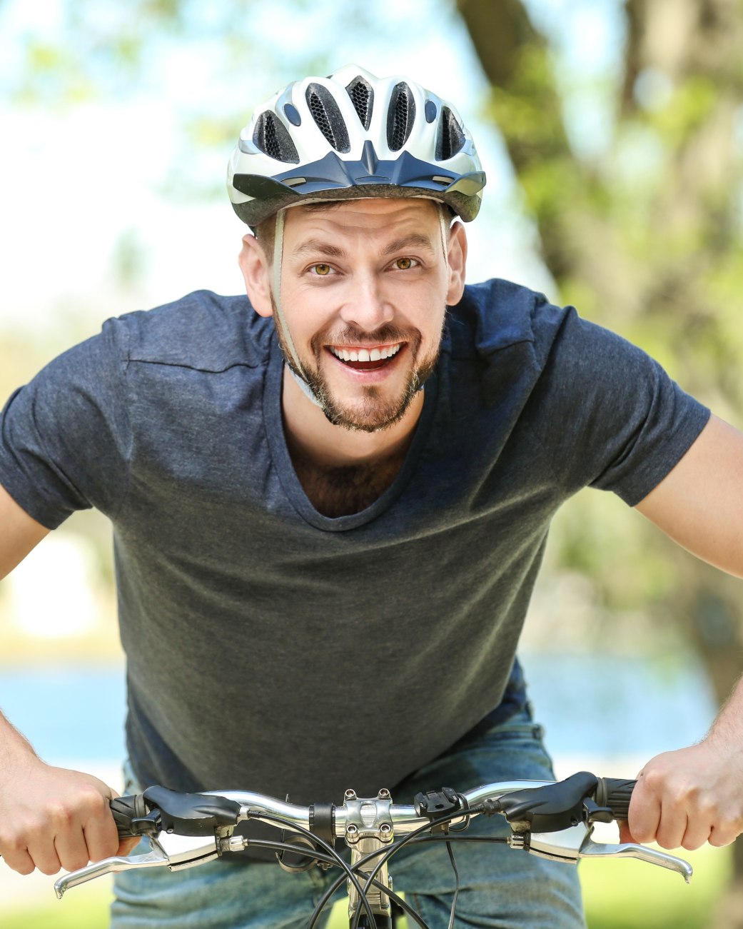 Ein Mann auf einem Fahrrad, © Africa Studio - stock.adobe.com