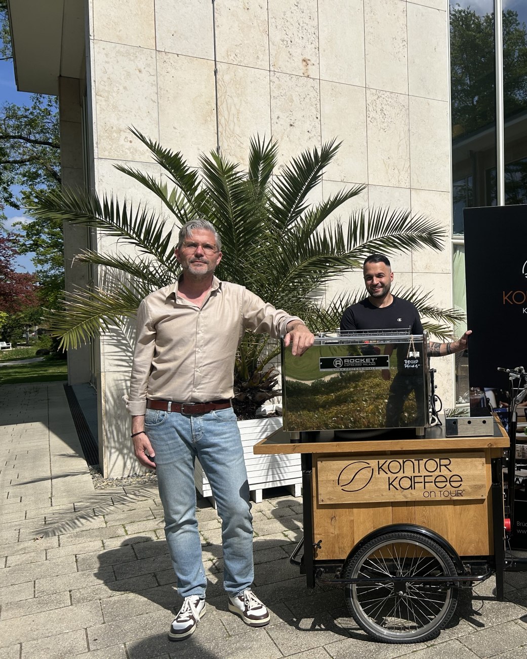Genuss unter freiem Himmel: Das Coffee-Bike von Kontor Kaffee ist ab dem 1. Mai regelmäßig auf der Wandelbar-Terrasse im Kurpark Bad Salzuflen im Einsatz. Präsentieren das neue Angebot (v. l.): Ralf Hammacher (Fachbereichsleiter Touristik, Gesundheit und Kultur), Barista Jerwin Derbas und Hendrik Krömker (Geschäftsführer von Kontor Kaffee). , © Stadt Bad Salzuflen Genuss unter freiem Himmel: Das Coffee-Bike von Kontor Kaffee ist ab dem 1. Mai regelmäßig auf der Wandelbar-Terrasse im Kurpark Bad Salzuflen im Einsatz. Präsentieren das neue Angebot (v. l.): Ralf Hammacher (Fachbereichsleiter Touristik, Gesundheit und Kultur), Barista Jerwin Derbas und Hendrik Krömker (Geschäftsführer von Kontor Kaffee). , © Stadt Bad Salzuflen