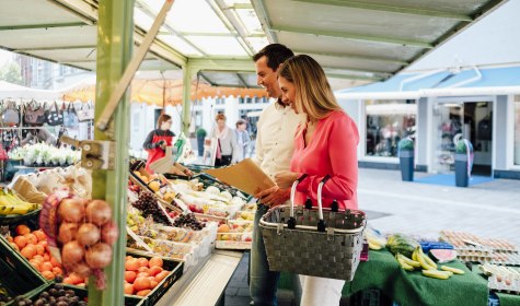 Markt, Obst und Gemüse, Einkaufen, Paar, Innenstadt, Verkaufsstand, © Staatsbad Salzuflen GmbH / S. Strothbäumer