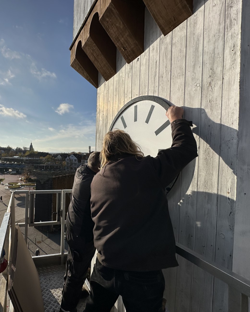 In luftiger Höhe werden die Ziffernblätter aus den Aussparungen entnommen. , © Stadt Bad Salzuflen In luftiger Höhe werden die Ziffernblätter aus den Aussparungen entnommen. , © Stadt Bad Salzuflen