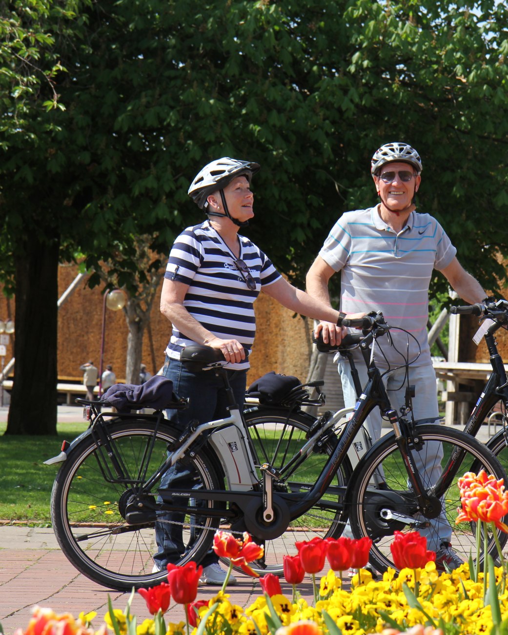 Bad Salzuflen Paar mit Fahrrad vor dem Gradierwerk, &copy; Staatsbad Salzuflen / Lippe