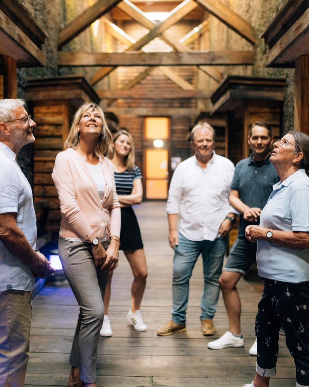 Eine Gruppe von Menschen steht im Elebnis-Gradierwerk und lauscht den Ausf&uuml;hrungen der Stadtf&uuml;hrerin