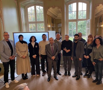 Die Organisatoren und Vortragenden der bewegenden Veranstaltung „Fluchtgeschichten“ im Schötmaraner Schloss (v.l.n.r.): Knut Hallmann (Präventionsrat), Mohadesse Mussavi, Filiz Senelmis, Ali Caglar, Shahouz Kalash, Karim Suleiman, Norbert Scherpe, Habib Samadi, Sukhomlyn Konstiantyn, Augusta Khrytonenkova und Mariam Labib (Präventionsrat)., © Stadt Bad Salzuflen