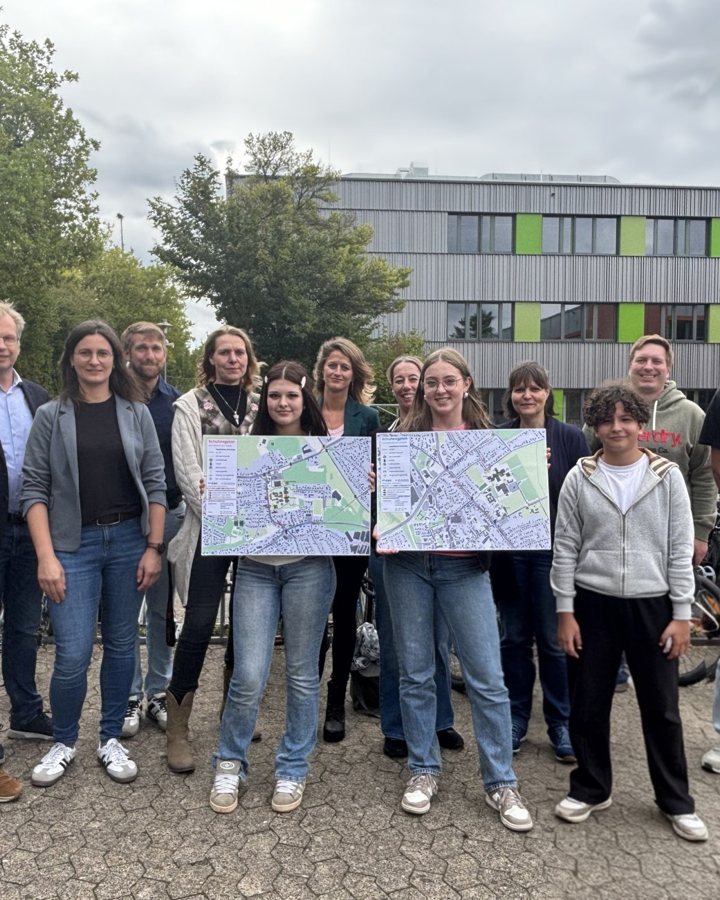 Ab sofort sind Wegepläne auch für die Schulzentren Aspe und Lohfeld veröffentlicht, die von den projektbeteiligten
Schüler*innen, Schulleitungen und Vertreter*innen der Stadtverwaltung erstellt wurden, © Stadt Bad Salzuflen Ab sofort sind Wegepläne auch für die Schulzentren Aspe und Lohfeld veröffentlicht, die von den projektbeteiligten
Schüler*innen, Schulleitungen und Vertreter*innen der Stadtverwaltung erstellt wurden, © Stadt Bad Salzuflen