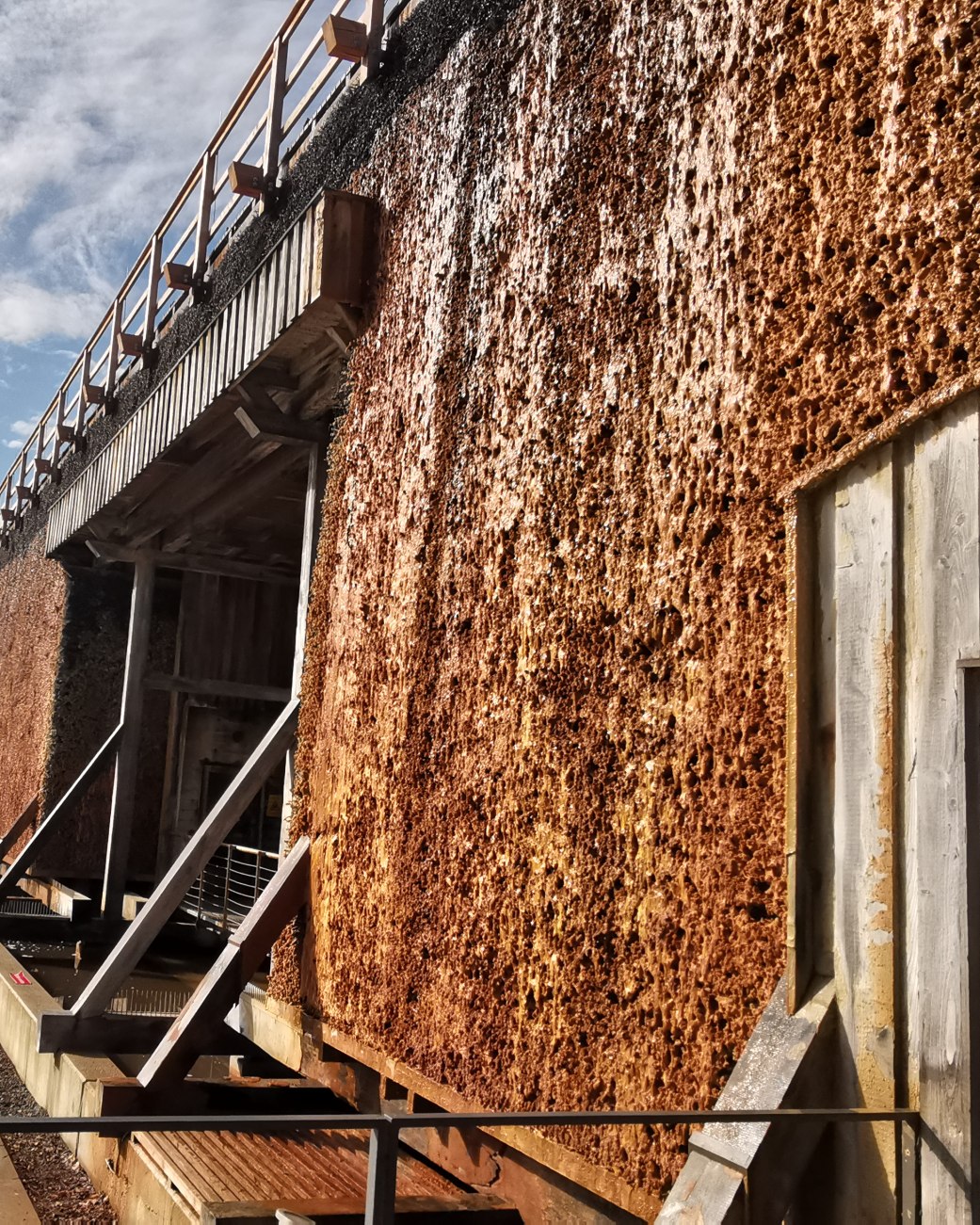 Der Innenraum des ErlebnisGradierwerks im Kurpark ist begehbar. Besucher bekommen ganz neue Einblicke in den Aufbau und in die Funktion des imposanten Bauwerks. Highlight sind die Sole-Nebelkammer und die Aussichtsplattform auf dem Dach des ErlebnisGradierwerks., &copy; Staatsbad Salzuflen GmbH