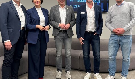 Ein Gruppenfoto mit Alexander Seiz (Geschäftsführer Kohl &amp; Partner), Anna-Lisa Davidovic (Leiterin GESUNDWERK Bad Salzuflen), Bürgermeister Dirk Tolkemitt und Ralf Hammacher (Fachbereichsleitung Touristik, Gesundheit und Kultur) sowie Alexander Bleifuß (Fachdienstleiter Tourismus, Marketing und Gesundheit), © Stadt Bad Salzuflen