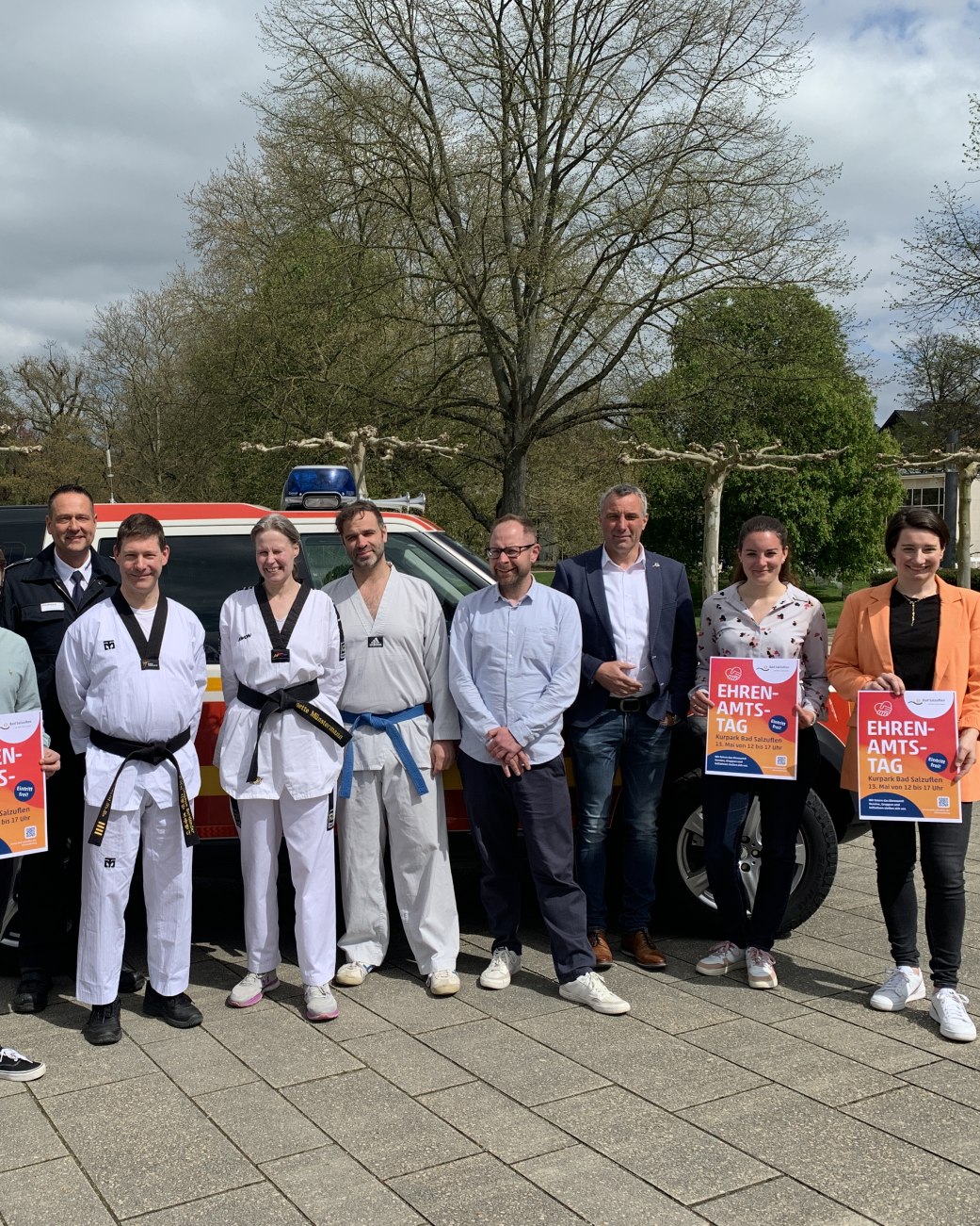 Mehrere Personen stehen im Kurpark vor einem Fahrzeug der Freiwilligen Feuerwehr und schauen in die Kamera, es handelt sich um Perosnen aus der Stadtverwaltung, von der Feuerwehr und von dem Verein Taekwando e.V. Koryo, © Stadt Bad Salzuflen