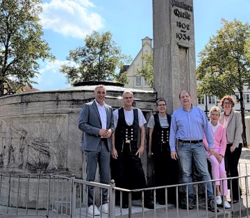Vor der anstehenden Dachsanierung des historischen Bad Salzuller Brunnendenkmals trafen sich an der Paulinenquelle auf dem Salzhof zum Besichtigungstermin (von links) B&uuml;rgermeister Dirk Tolkemitt, Holger Menke und D&ouml;rthe Holzmeier (beide Handwerksbetrieb HM-Dachtechnik, Bad Salzuflen), Dr. Stefan Wiesekopsieker, HVV-Vorsitzender), Brigitte Scheuer (stellv. HVV-Vorsitzende) und Manuela Buchholz (Untere Denkmalbeh&ouml;rde, Stadt Bad Salzuflen). , &copy; Stadt Bad Salzuflen