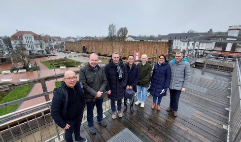 Dipl.-Ing. Masashi Nakamura, Technischer Beigeordneter Bernd Zimmermann, Bürgermeister Dirk Tolkemitt, Dr. Hirofumi Ueda, Pia Gillner, Myriam Heidemann und Ronald Claaßen stehen auf der Aussichtsplattform des ErlebnisGradierwerks, © Stadt Bad Salzuflen