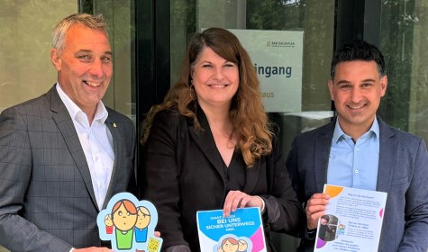Der erste &bdquo;Notinsel&ldquo;-Aufkleber aus der Aktion der Deutschen Kinderschutzstiftung &bdquo;H&auml;nsel+Gretel und der Stadtverwaltung Bad Salzuflen wird von B&uuml;rgermeister Dirk Tolkemitt (links), Anke H&uuml;tte (Mitte, Jugendamt, Fachstelle Netzwerk Kinderschutz/Pr&auml;vention & Koordinierungsstelle Kinderschutz.) und Fatih G&ouml;k (Fachdienstleitung Jugendamt) an der Eingangst&uuml;r des Bad Salzufler Rathauses an der Rudolph-Brandes-Allee angebracht., &copy; Stadt Bad Salzuflen