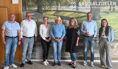 Die Jubilare und weitere Vertreter*innen der Stadt stehen auf einem Gruppenfoto, © Stadt Bad Salzuflen