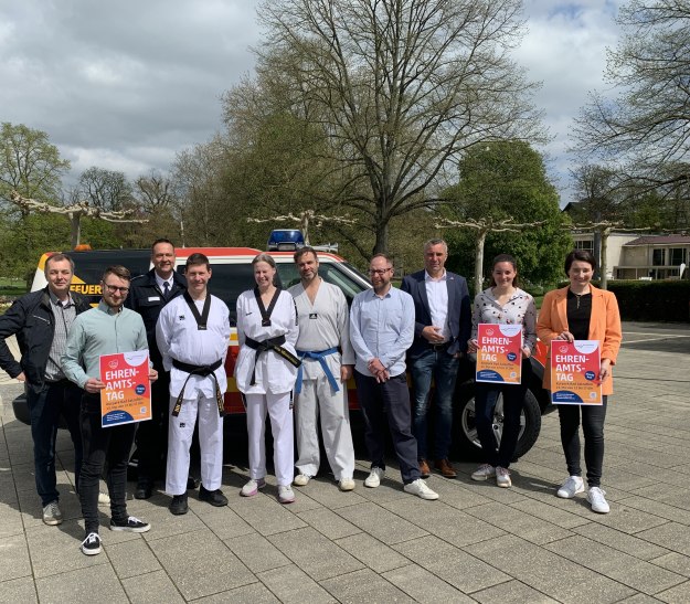 Mehrere Personen stehen im Kurpark vor einem Fahrzeug der Freiwilligen Feuerwehr und schauen in die Kamera, es handelt sich um Perosnen aus der Stadtverwaltung, von der Feuerwehr und von dem Verein Taekwando e.V. Koryo, © Stadt Bad Salzuflen