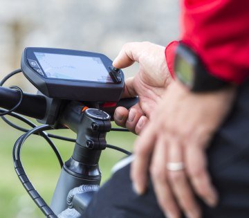 Zu sehen ist die Nahaufnahme eines Navigationsgerätes an einem E-Bike, © ©mmphoto - stock.adobe.com