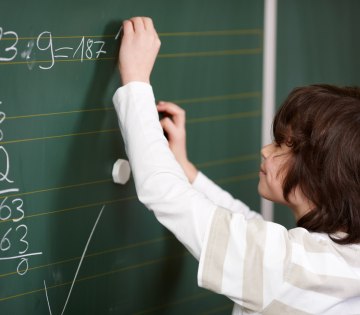 Junge an der Tafel, © Christian Schwier/stock.adobe.com Junge an der Tafel, © Christian Schwier/stock.adobe.com