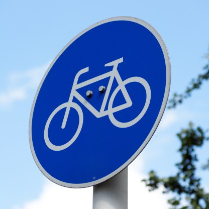 Zu sehen ist ein rundes, blaues Verkehrsschild  auf dem ein Fahrrad abgebildet ist., © lazysunbathers/stock.adobe