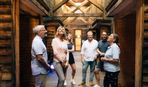Eine Gruppe von Menschen steht im Elebnis-Gradierwerk und lauscht den Ausf&uuml;hrungen der Stadtf&uuml;hrerin