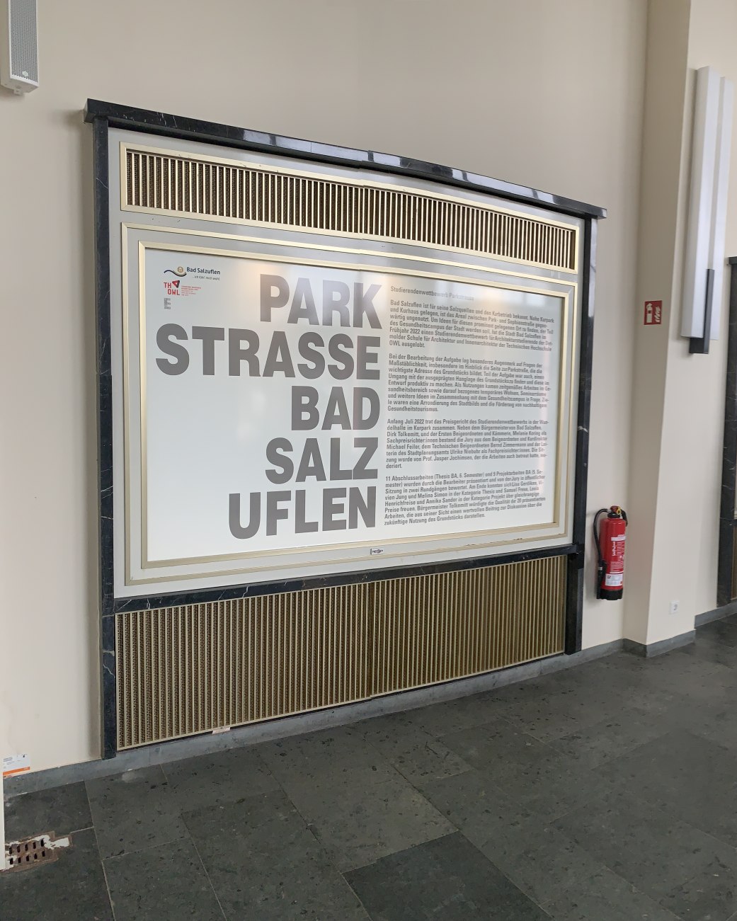 Zu sehen ist eine Panoramaaufnahme in der Wandelhalle, mehrere Personen stehen vor den Schaufenstern, in denen die Modelle der Ausstellung gezeigt werden, © Stadt Bad Salzuflen