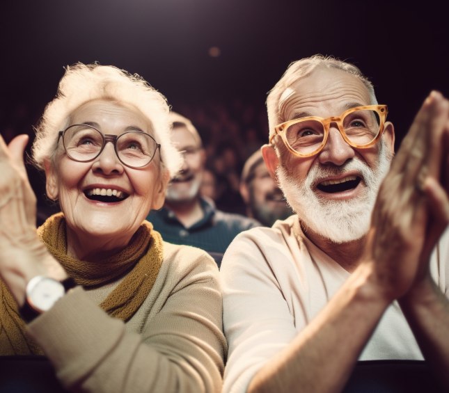 Zu sehen ist ein älteres Paar im Publikum, das sich über die Vorstellung freut und herzlich lacht., © stock.adobe.com - Mihai Zaharia 