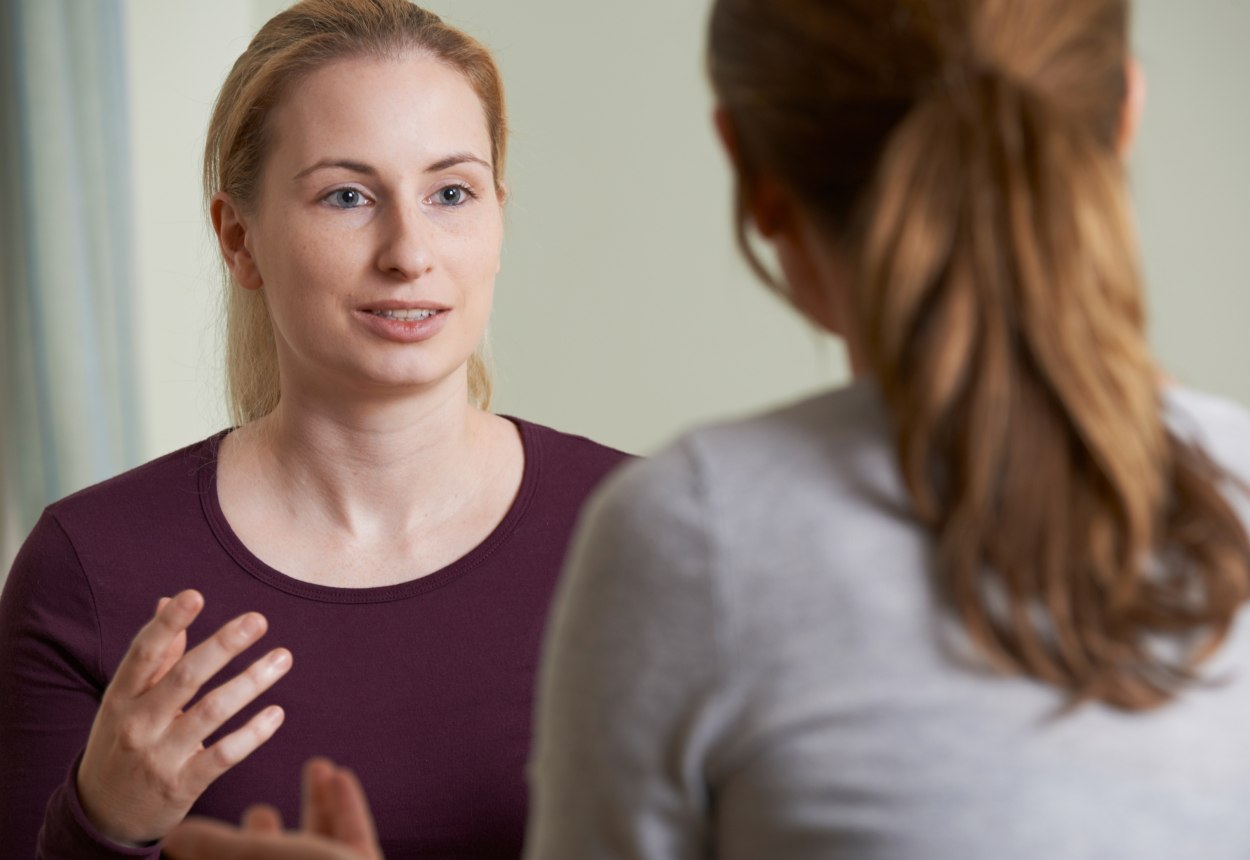 Zwei Frauen im Gespräch., © highwaystarz - stock.adobe.com