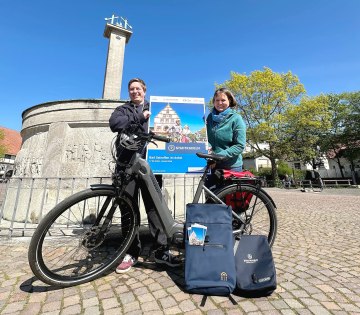 Auch in diesem Jahr hei&szlig;t es wieder &bdquo;Stadtradeln&ldquo;: Die Organisatoren der Stadtverwaltung Bad Salzuflen um den Radverkehrsbeauftragten Sebastian Baving (links) sowie die Klimaschutz- und Mobilit&auml;tsbeauftragte Susanne L&uuml;bker machen eine Stippvisite auf dem Salzhof der Kurstadt, wo am 17. Mai 2026 die Auftaktveranstaltung stattfindet. , &copy; Stadt Bad Salzuflen