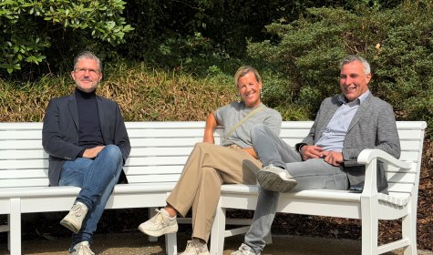 Mit der neu aufgestellten Rundbank auf dem „Azaleenhügel“ im Kurpark der Stadt Bad Salzuflen bietet sich ein außergewöhnlicher Überblick über den Kurpark, den Dr. Dörte Oest (Mitte, Beiratsmitglied HVV-Vorstand), Bürgermeister Dirk Tolkemitt (rechts) und Ralf Hammacher (Fachbereichsleiter Tourismus, Gesundheit & Kultur) beim Probesitzen sichtlich genießen. , © Stadt Bad Salzuflen Mit der neu aufgestellten Rundbank auf dem „Azaleenhügel“ im Kurpark der Stadt Bad Salzuflen bietet sich ein außergewöhnlicher Überblick über den Kurpark, den Dr. Dörte Oest (Mitte, Beiratsmitglied HVV-Vorstand), Bürgermeister Dirk Tolkemitt (rechts) und Ralf Hammacher (Fachbereichsleiter Tourismus, Gesundheit & Kultur) beim Probesitzen sichtlich genießen. , © Stadt Bad Salzuflen