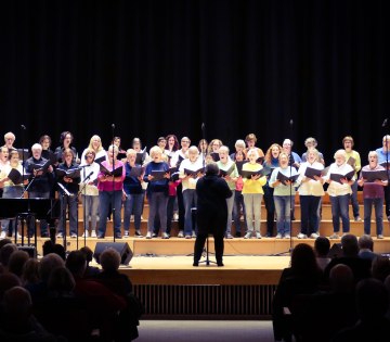 Zu sehen ist ein Chor auf der B&uuml;hne der Konzerthalle in Bad Salzuflen., &copy; Musikschule Stadt Bad Salzuflen