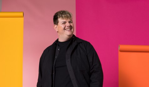 ESC-Star ISAAK ist der künstlerische Top-Act beim Kurparkfest am 14. Juni 2025 in Bad Salzuflen, wo neben Spiel, Spaß und Kulinarik auch weitere musikalische Highlights geboten werden, © Corinne Cumming ESC-Star ISAAK ist der künstlerische Top-Act beim Kurparkfest am 14. Juni 2025 in Bad Salzuflen, wo neben Spiel, Spaß und Kulinarik auch weitere musikalische Highlights geboten werden, © Corinne Cumming