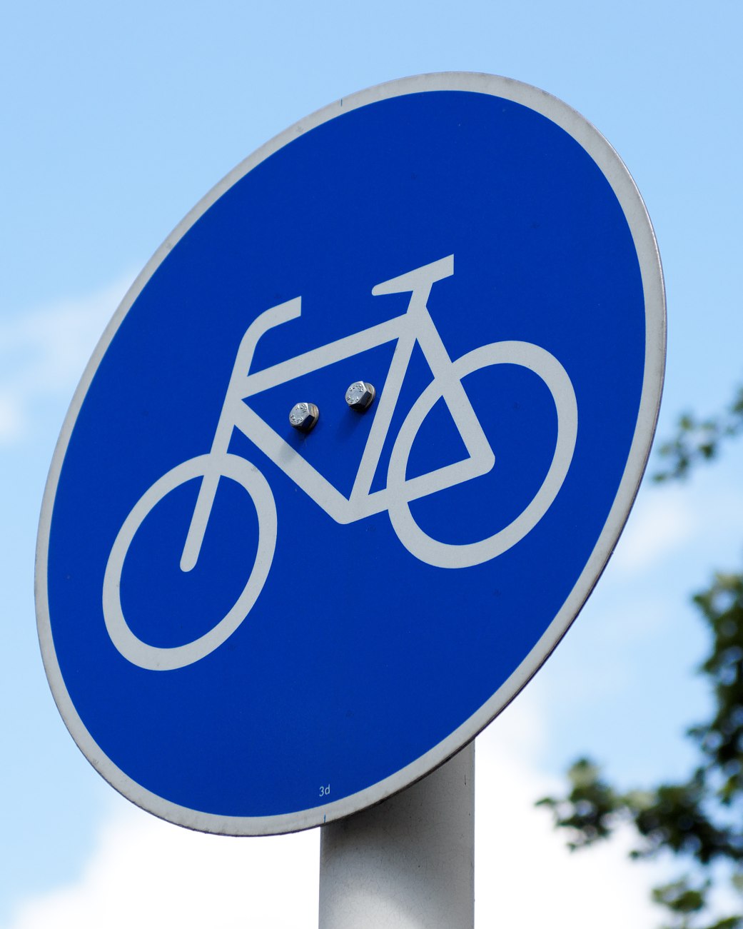 Zu sehen ist ein rundes, blaues Verkehrsschild  auf dem ein Fahrrad abgebildet ist., © lazysunbathers/stock.adobe