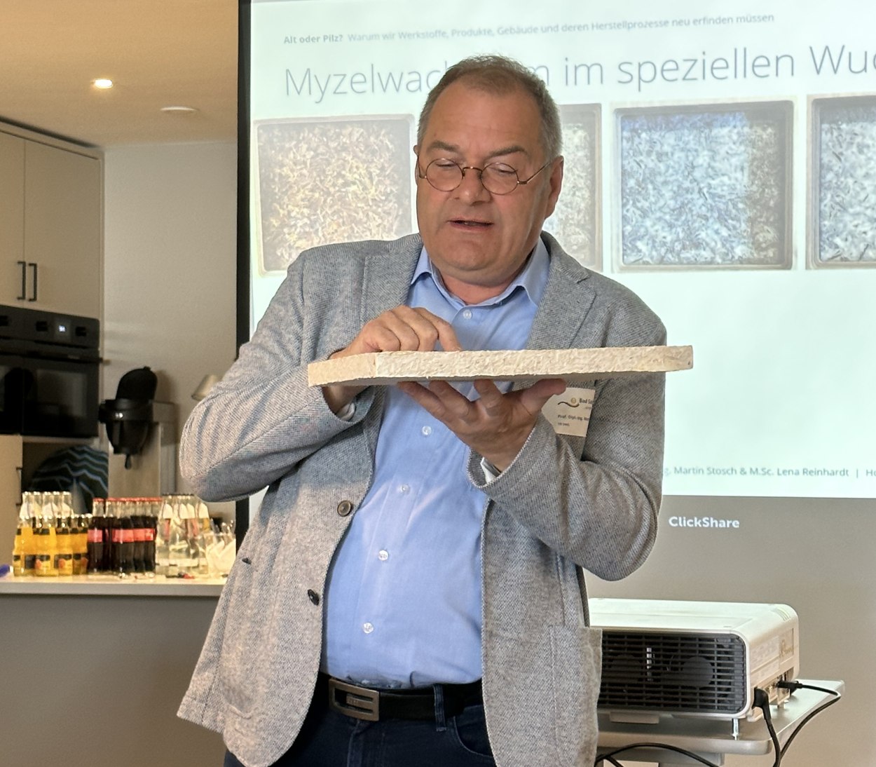 Martin Stosch der TH OWL referiert über das Potential von Pilzen und hält dabei einen neuartigen Baustoff aus eben diesen in die Luft., © Stadt Bad Salzuflen