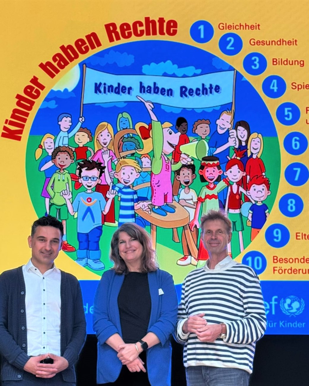 Professor Dr. J&ouml;rg Maywald (rechts) f&uuml;hrte durch den Fachtag &bdquo;Kinderrechte&ldquo; in Bad Salzuflen, zu dem die st&auml;dtischen Verwaltungsmitarbeitenden Anke H&uuml;tte (Mitte, Jugendamt/Koordinierungsstelle Kinderschutz) und Fatih G&ouml;k (Fachdienstleitung Jugendamt) eingeladen hatten. , &copy; Stadt Bad Salzuflen