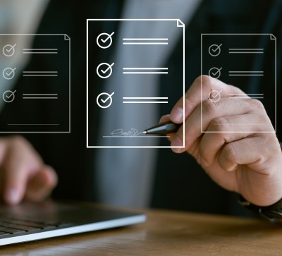 Ein Mann sitzt vor einem Laptop und unterzeichnet digital ein Dokument, &copy; stock.adobe.com | Looker_Studio