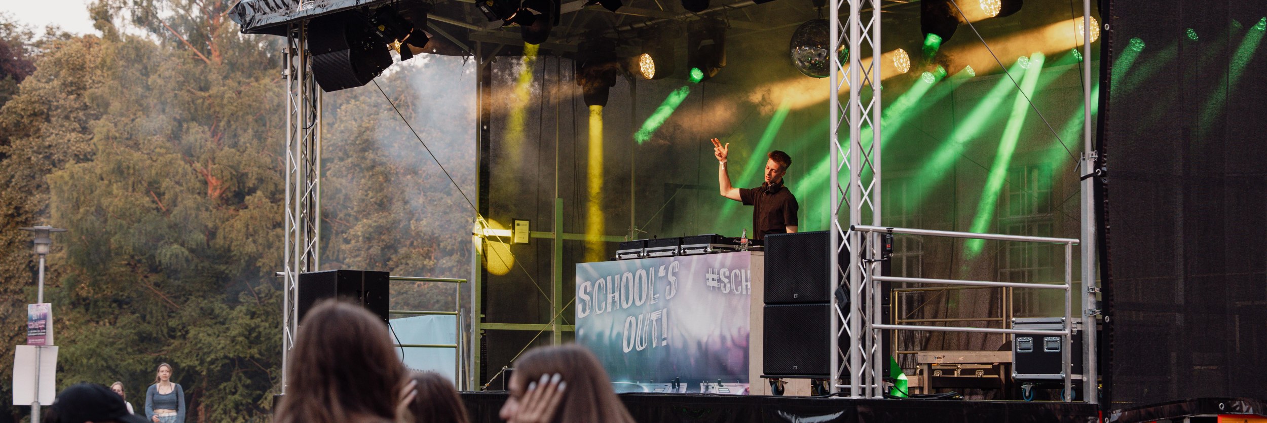 Bühnenanhänger Schools Out Party, © Leon Stock Bühnenanhänger Schools Out Party, © Leon Stock