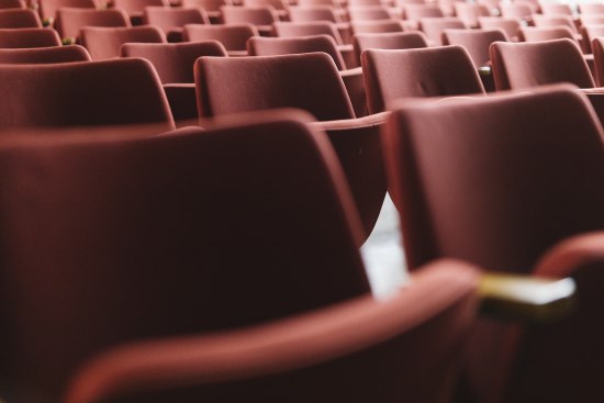 Zu sehen sind rote Sessel, die die Bestuhlung in der Konzerthalle bilden., © Stadt Bad Salzuflen | Michael Adamski