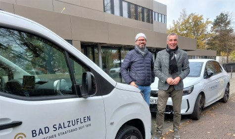 Weithin sichtbar sind die neuen Dienstwagen der Stadtverwaltung Bad Salzuflen, die Bürgermeister Dirk Tolkemitt (rechts) und Fuhrparkmanager Frank Wilke-Frenzel (Stabsleitung Zentraler Service) vor dem Rathaus präsentieren., © Stadt Bad Salzuflen