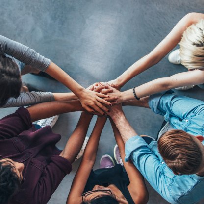 Das Bild zeigt einen Stapel von Händen als Symbol für Vertrauen und Zusammenarbeit., © Jacob Lund - stock.adobe.com Das Bild zeigt einen Stapel von Händen als Symbol für Vertrauen und Zusammenarbeit., © Jacob Lund - stock.adobe.com