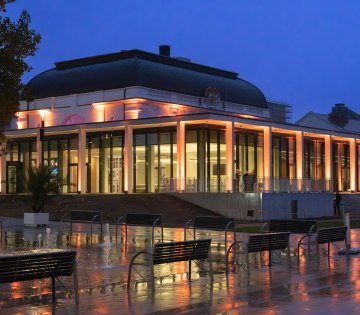 Das neue Kurhaus mit stimmungsvoller Beleuchtung am Abend, © Stadt Bad Salzuflen / M.Koczy