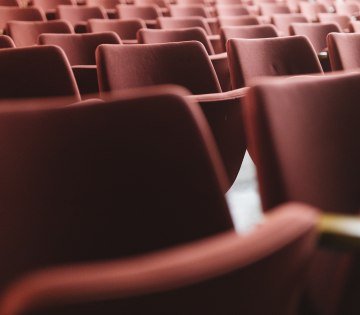 Zu sehen sind rote Sessel, die die Bestuhlung in der Konzerthalle bilden., © Stadt Bad Salzuflen | Michael Adamski