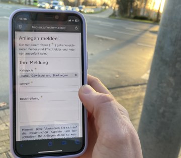 Ein Smartphone mit geöffnetem Webbrowser, die aufgerufene Seite zeigt den Anliegenmelder, © Stadt Bad Salzuflen