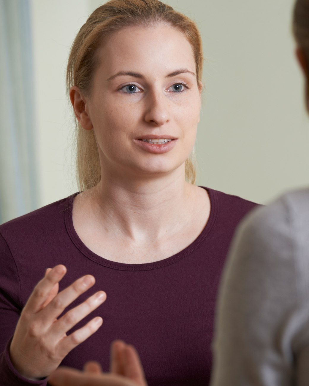 Zwei Frauen im Gespräch., © highwaystarz - stock.adobe.com