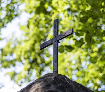 Eisenkreuz am Tor der Friedhofskapelle Holzhausen, © Jan Voth