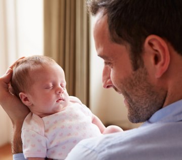 Vater mit Baby, © Monkey Business/stock.adobe.com Vater mit Baby, © Monkey Business/stock.adobe.com