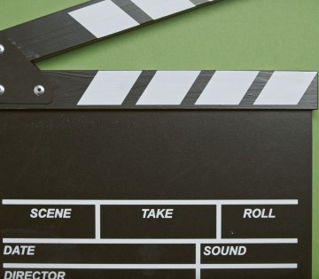 Schwarz-wei&szlig;e Filmklappe vor gr&uuml;nem Hintergrund, &copy; Pexels Tima Miroshnichenko